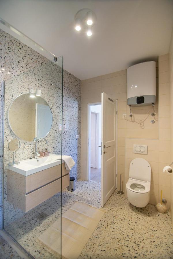 Apartments Mali Raj Komiža Esterno foto
