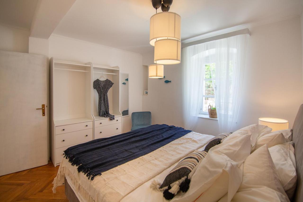 Apartments Mali Raj Komiža Esterno foto