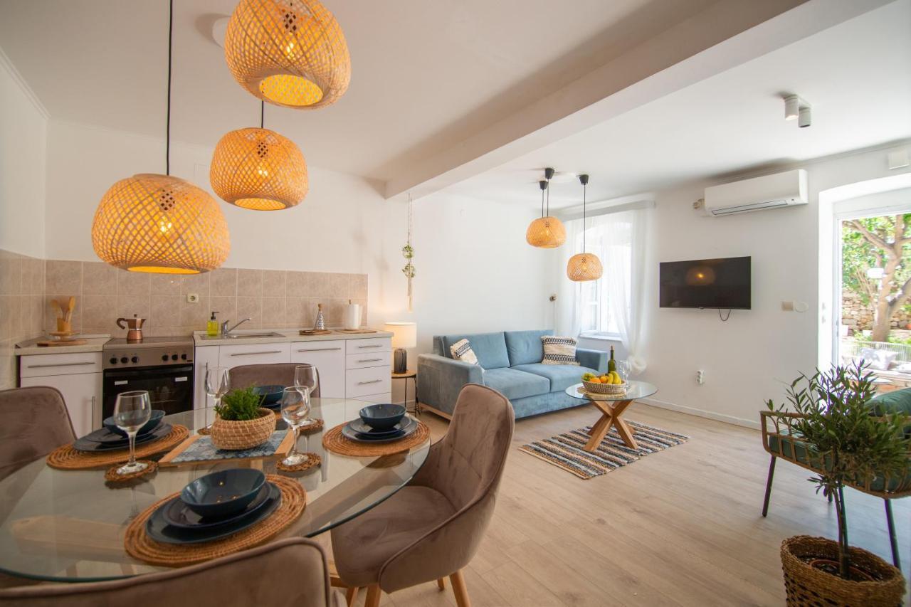 Apartments Mali Raj Komiža Esterno foto