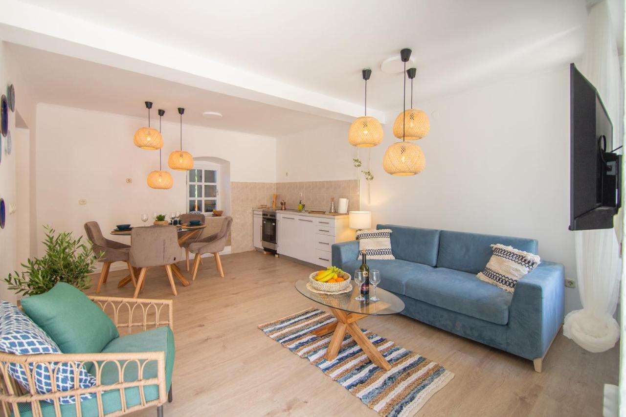 Apartments Mali Raj Komiža Esterno foto